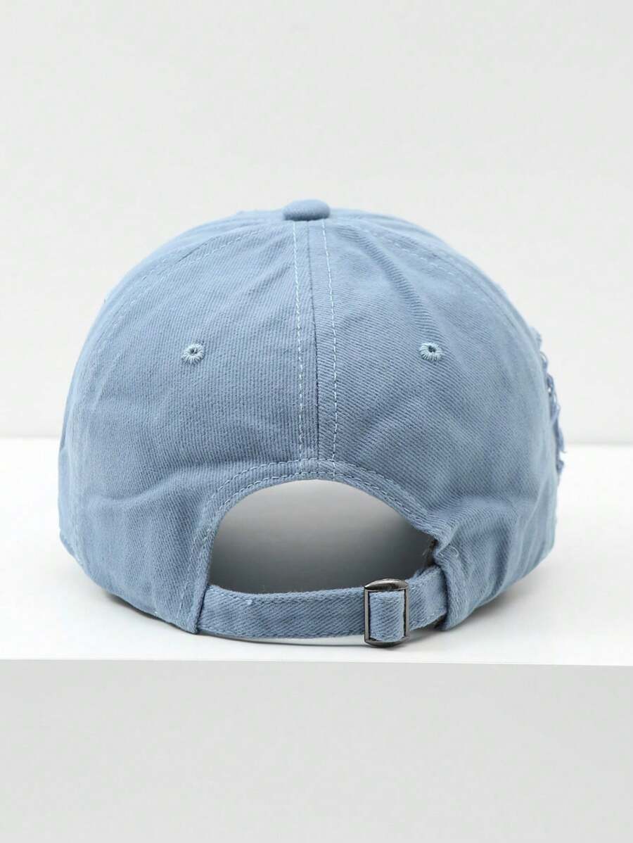 casquette delavee style efilochee bleu clair de derriere